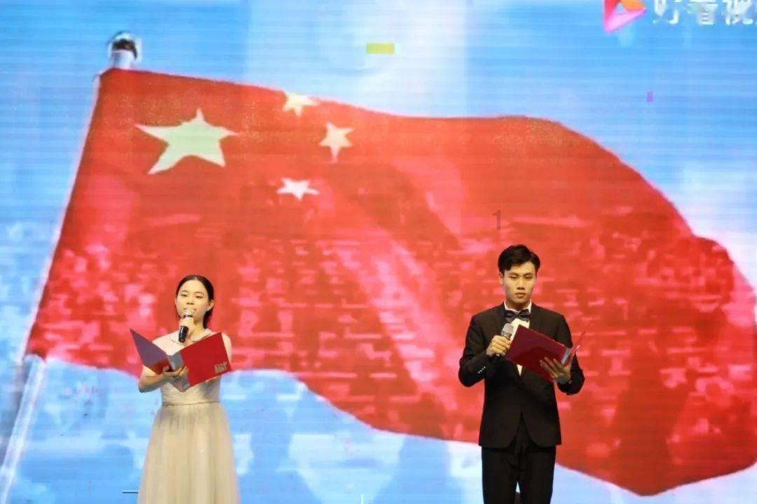从“上海第一主持人”，到变成全网笑柄，曹可凡终究走到了这一步